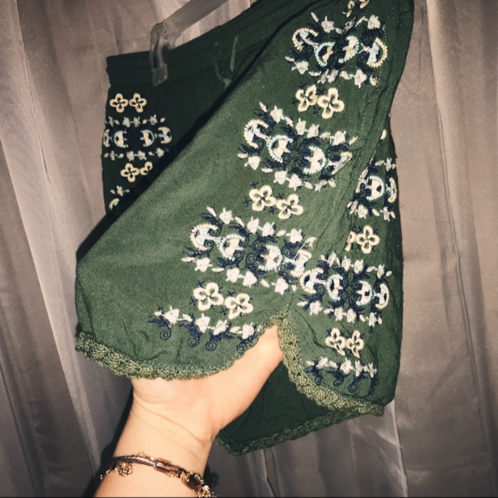 ADORABLE green flowered shorts!